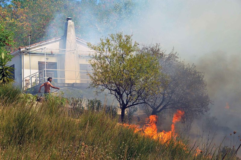 Μαίνεται η φωτιά στην Πάτρα - Τραυματίστηκαν δύο πυροσβέστες (Photoς) - Media