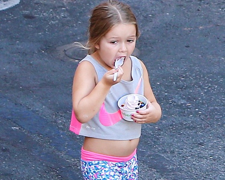 Μπέκαμ τζούνιορ: Μόλις τεσσάρων και η μαμά την σέρνει στα μανικιούρ (Photos) - Media