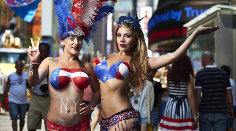 Φωτογραφίζονται γυμνόστηθες με τουρίστες στη Νέα Υόρκη για να βγάλουν τα προς το ζην (Photos) - Media