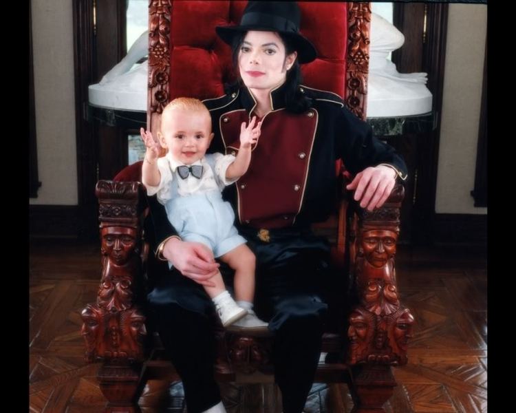 Ο γιος του Μάικλ Τζάκσον καπνίζει χόρτο με τον πρώην γιατρό του βασιλιά της ποπ! (Photos) - Media