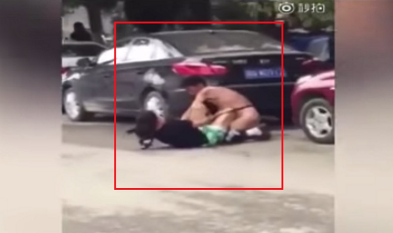 Ζευγάρι μάλωσε στη μέση του δρόμου, πιάστηκαν στα χέρια, έσκισαν τα ρούχα τους και έμειναν ολόγυμνοι (Video) - Media