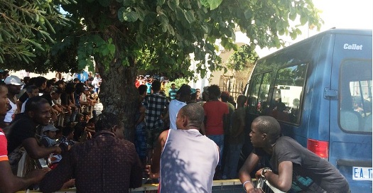 Πολεμικό κλιμα στην Κω -Κάτοικοι έκαναν μπλόκα και άναψαν φωτιές για τα hotspot - Media