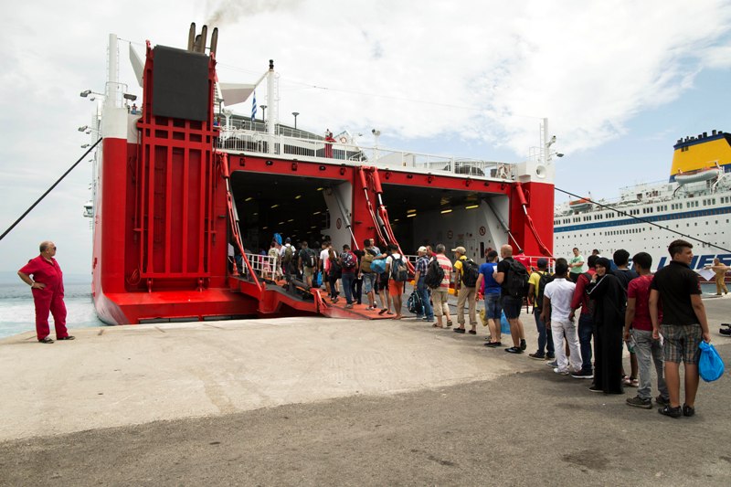 Κως: Επιβιβάστηκαν οι πρώτοι πρόσφυγες στο πλοίο «Ελευθέριος Βενιζέλος» - Media