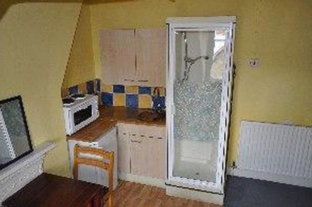 Έχουν "ξεφύγει" στο Λονδίνο – Δείτε πόσα ζητάνε για γκαρσονιέρα με το ντους δίπλα στο νεροχύτη   - Media