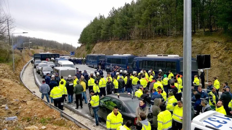 Κλείνουν τους δρόμους οι μεταλλωρύχοι στην Χαλκιδική - Media
