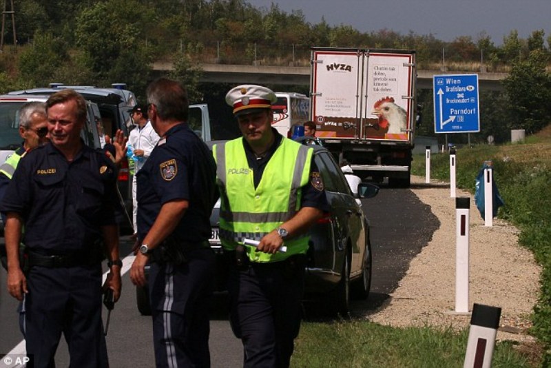 Δεκάδες μετανάστες νεκροί από ασφυξία σε φορτηγό στην Αυστρία (Photos) - Media