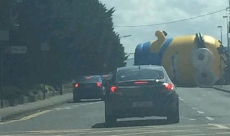 Μίνιον-γίγαντας, προκαλεί κυκλοφοριακό κομφούζιο στο Δουβλίνο (Photos) - Media