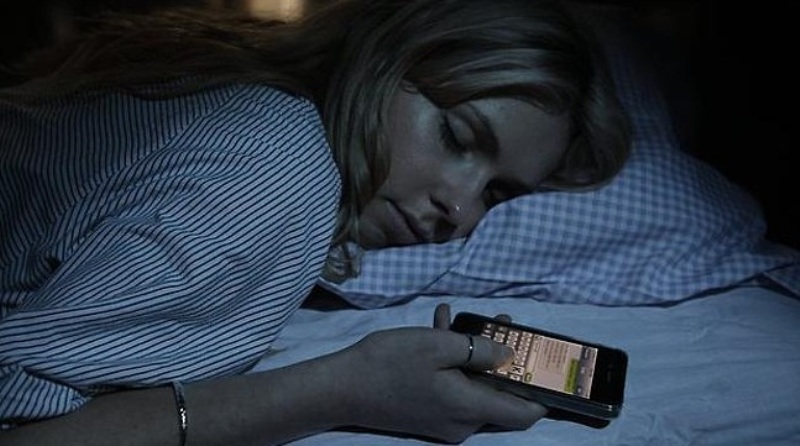 Τι μπορεί να πάθετε εάν κοιμάστε με το κινητό δίπλα σας; - Media