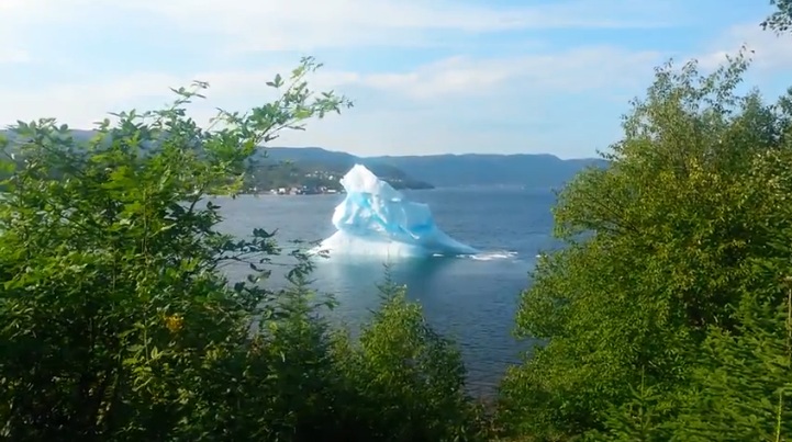 Τι συμβαίνει όταν ένα μεγάλο παγόβουνο σπάει κοντά σε ακτή (Video) - Media