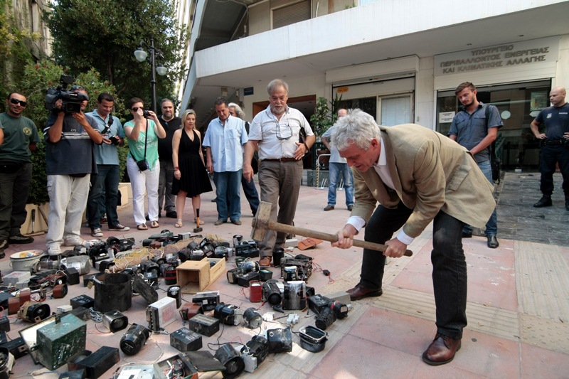 Ο αναπληρωτής υπουργός Περιβάλλοντος καταστρέφει παράνομο κυνηγετικό εξοπλισμό! (Photos) - Media