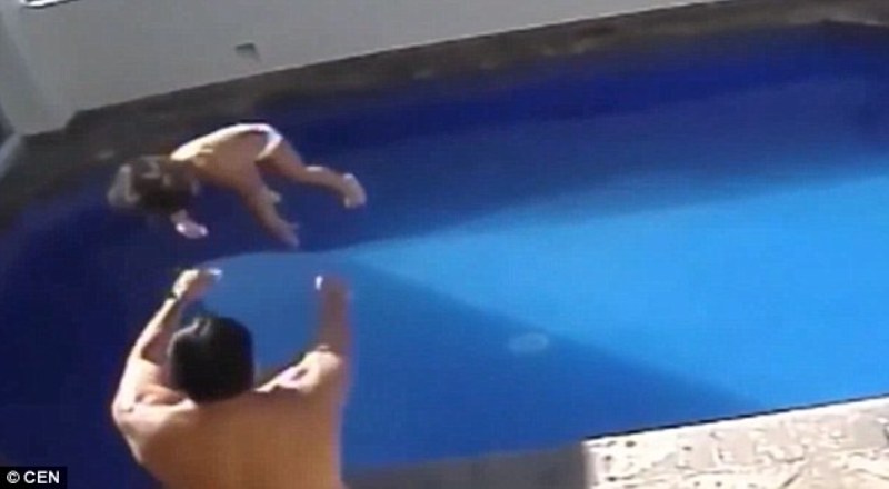 ΣΟΚ: Πατριός "πετάει" 3χρονο κοριτσάκι σε πισίνα, μέχρι να πνιγεί (Video) - Media