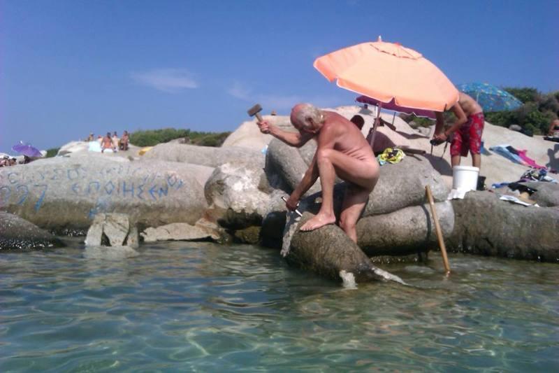 Παρελθόν η πετρωμένη γοργόνα στις Καβουρότρυπες Χαλκιδικής – Την κατέστρεψε ο ίδιος ο δημιουργός με βαριοπούλα (Photos) - Media