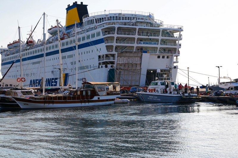 Στον Πειραιά αναμένεται το «Ελ. Βενιζέλος» με άλλους 2.500 πρόσφυγες – Η σορός ενός άνδρα εντοπίστηκε ανοιχτά της Μυτιλήνης - Media