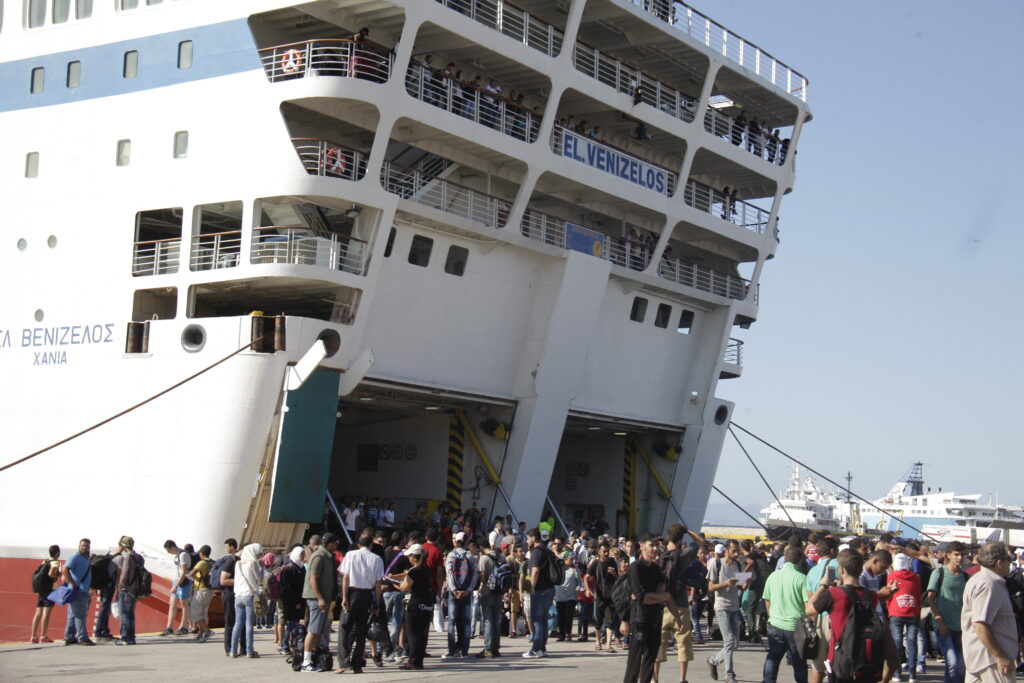 Στο λιμάνι του Πειραιά το «Ελευθέριος Βενιζέλος» με τους  2.440 πρόσφυγες - Media