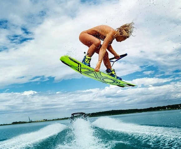 Η γυμνή σέρφερ που δαμάζει τα κύματα (Photos) - Media