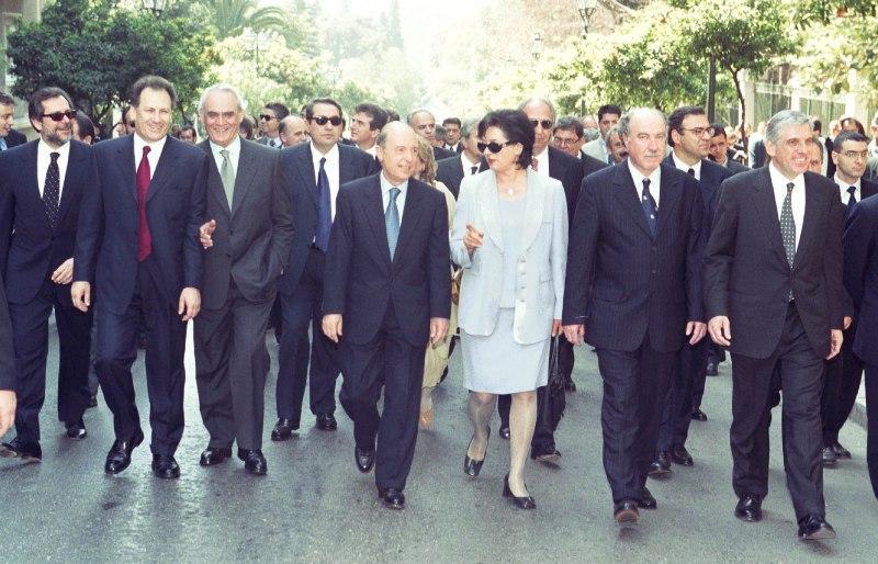 Αυτή είναι η τελευταία ελληνική κυβέρνηση που έβγαλε τετραετία! (Photos) - Media