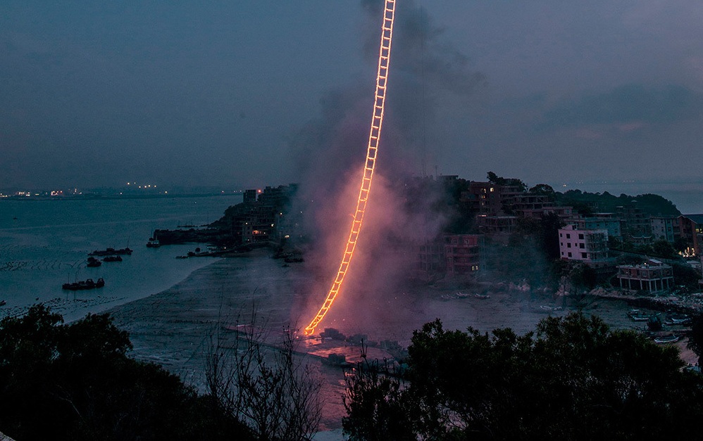 Έστειλαν φλεγόμενη σκάλα 500 μέτρων στον ουρανό! (Video) - Media
