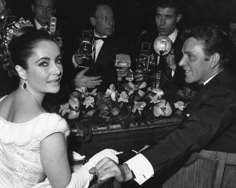 Η εντυπωσιακή ξανθιά που πέρασε ένα τριήμερο με τον πρίγκιπα Ουίλιαμ - Η Κέιτ Μίντλετον ήταν στο Λονδίνο με τα παιδιά (Photos) - Media Gallery 2