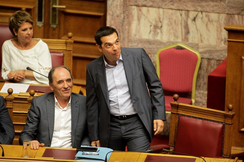 «Duracell» ο Τσίπρας στη Βουλή – Όταν οι άλλοι ήταν κουρασμένοι, εκείνος έμοιαζε ξεκούραστος και χαμογελαστός (Photos) - Media