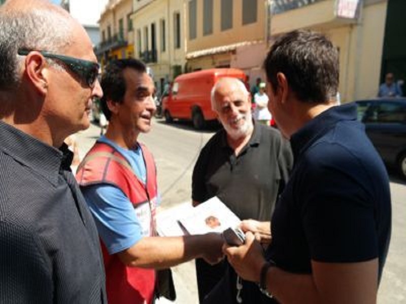 Ο Αλέξης Τσίπρας αγοράζει το περιοδικό «Σχεδία» στο περιθώριο της συνδιάσκεψης του ΣΥΡΙΖΑ (Photos) - Media
