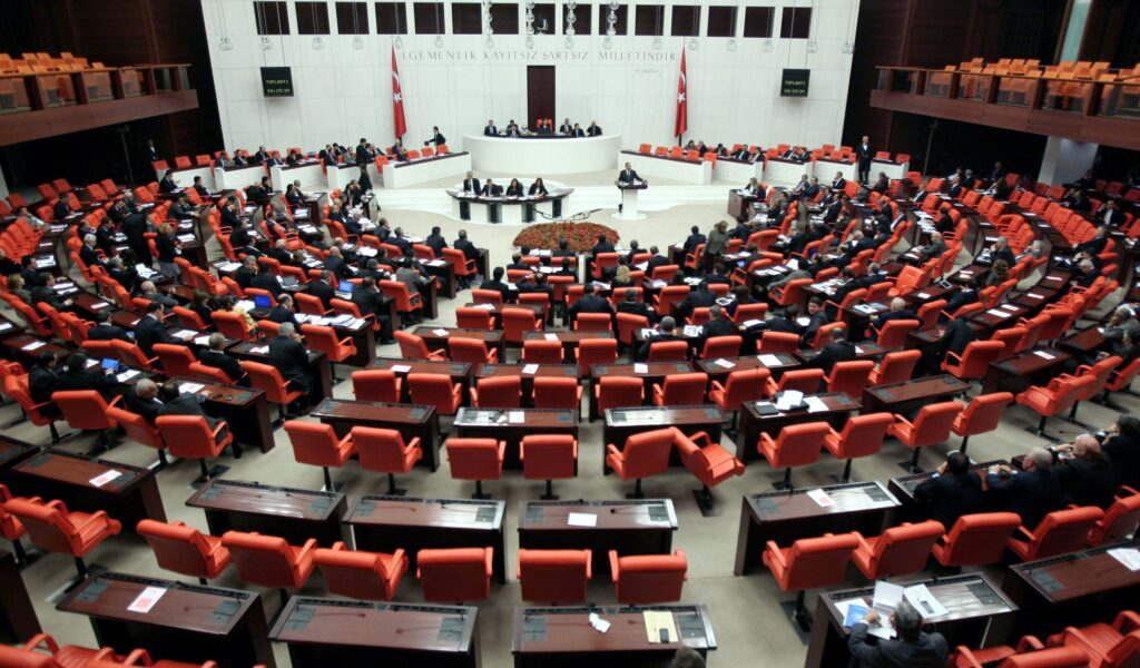 Τουρκία: Μεταβατική κυβέρνηση με τη συμμετοχή AKP, εθνικιστών και Κούρδων του HDP - Media
