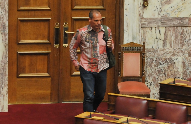 Ο Βαρουφάκης έγινε και… φούστα (Photos) - Media