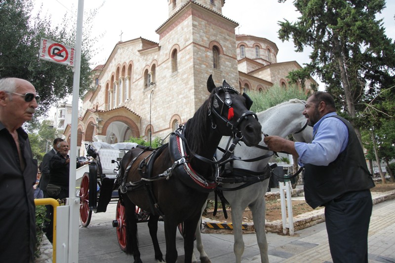 Με "ένα όμορφο αμάξι με δύο άλογα" είπαν το τελευταίο αντίο στον Κ. Βίρβο (Photos) - Media