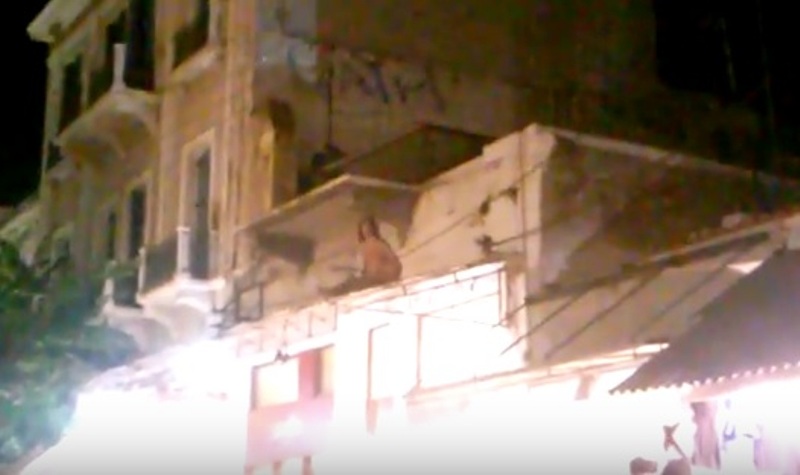 Γυμνός άνδρας σε ταράτσα καταστήματος στα Χανιά (Video) - Media