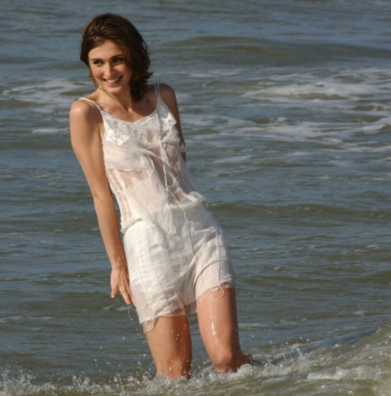Η σύντροφος του Ολαντ γεμάτη νάζι, παίζει αισθησιακά με τα κύματα φορώντας ένα αραχνοΰφαντο διάφανο φόρεμα (Photos)  - Media Gallery 4