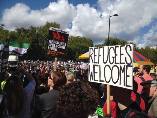 Χιλιάδες άνθρωποι στο Λονδίνο και στην Κοπεγχάγη διαδηλώνουν υπέρ των προσφύγων - Media