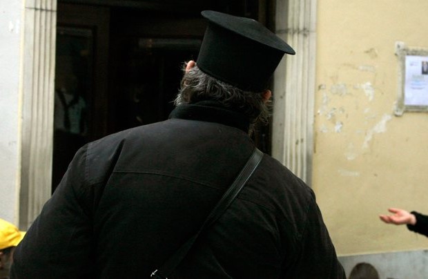 Ο ιερέας αγόρασε… τσόντες - Media