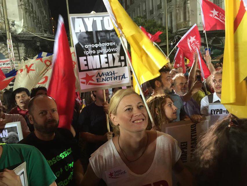 Η Ραχήλ Μακρή τραγουδά «λαός ενωμένος ποτέ νικημένος» και βγάζει selfies με υποστηρικτές της (Photos/Video) - Media