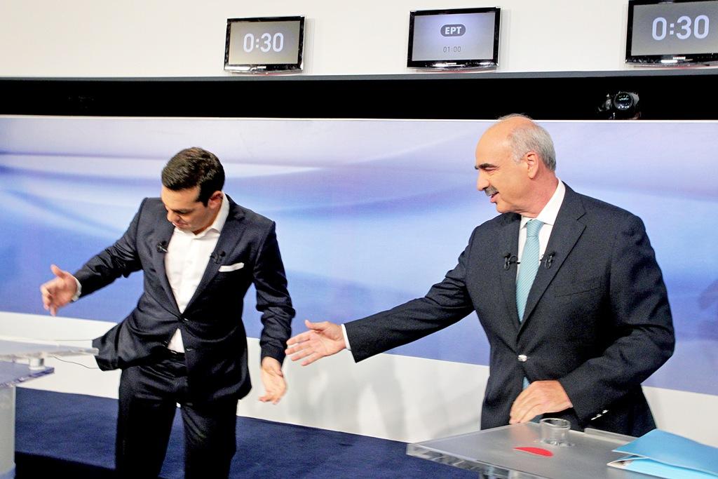 Το ατύχημα Τσίπρα με τα καλώδια στο debate (photos) - Media