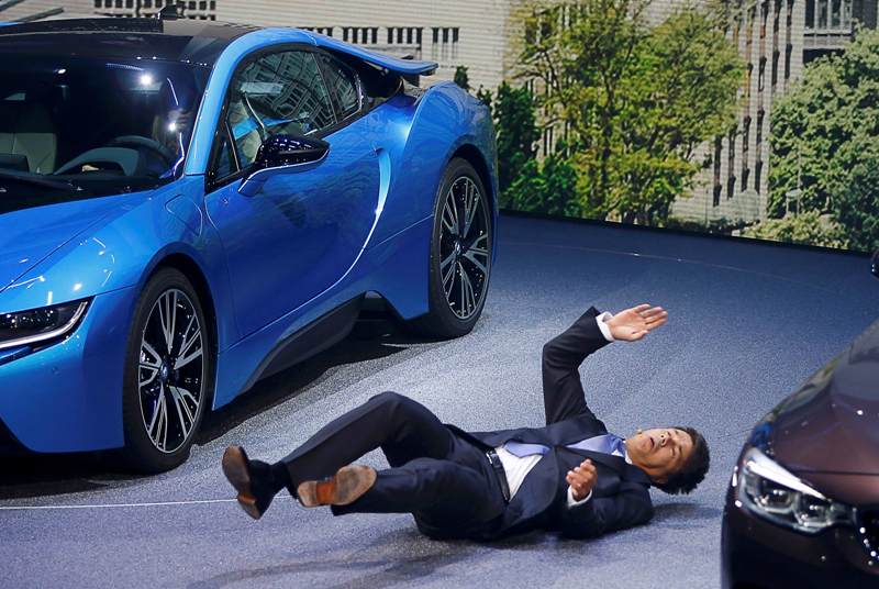 Κατέρρευσε σε έκθεση αυτοκινήτου ο διευθύνων σύμβουλος της BMW! (Photos/Video) - Media