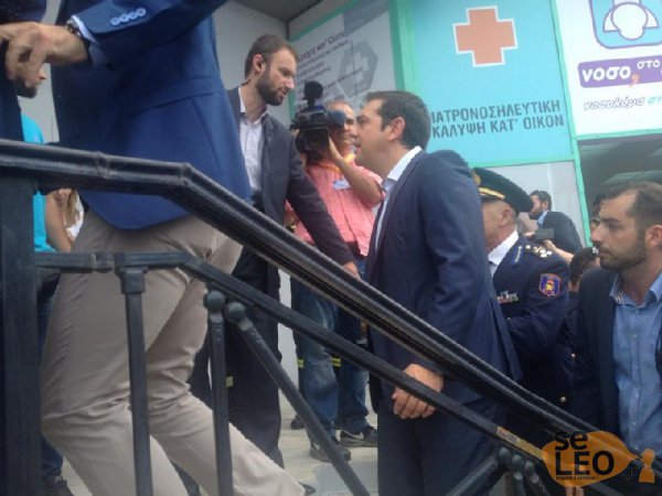 Mικροεπεισόδιο  στη ΔΕΘ όπου σύζυγοι μεταλλωρύχων αποδοκίμασαν τον Τσίπρα (video) - Media