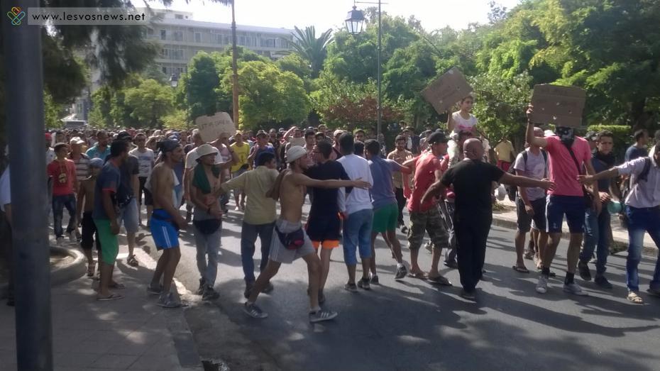 Συγκρούσεις σε πορεία προσφύγων στη Μυτιλήνη (Photos+Video) - Media