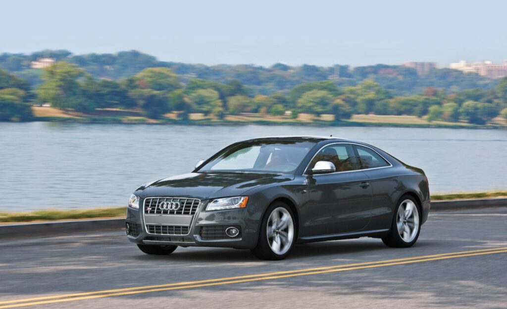 Εξαρθρώθηκε εγκληματική ομάδα που έκλεβε πολυτελή αυτοκίνητα σε παραλίες - Media