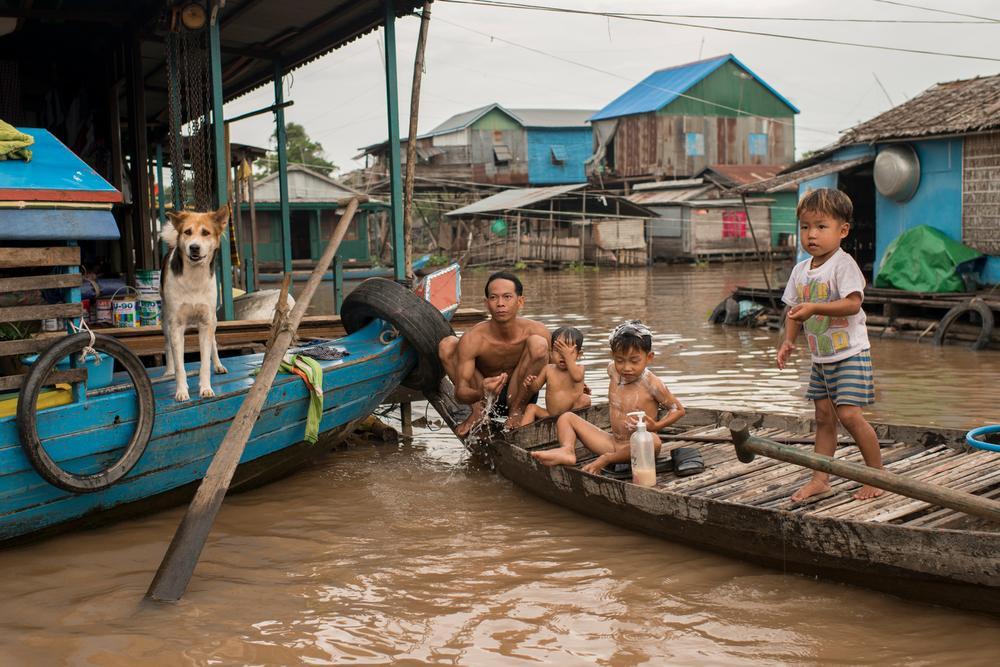 Η Βενετία των φτωχών της Καμπότζης: Δεν έχουν γη και ζουν μέσα σε μια λίμνη (Photos) - Media