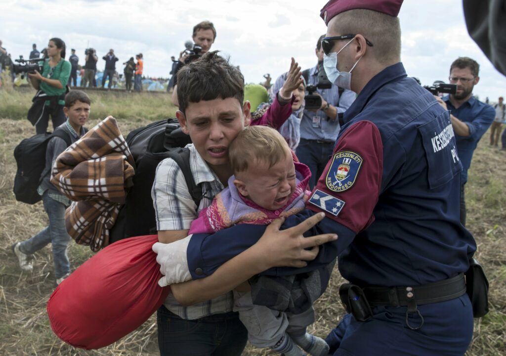 Σκηνές που σοκάρουν σε «στρατόπεδο» προσφύγων στην Ουγγαρία – Πετάνε φαγητό σαν να ταΐζουν ζώα (Video) - Media