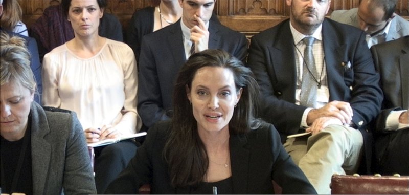 Η Αντζελίνα Τζολί στο βρετανικό κοινοβούλιο για τους βιασμούς των τζιχαντιστών - Media