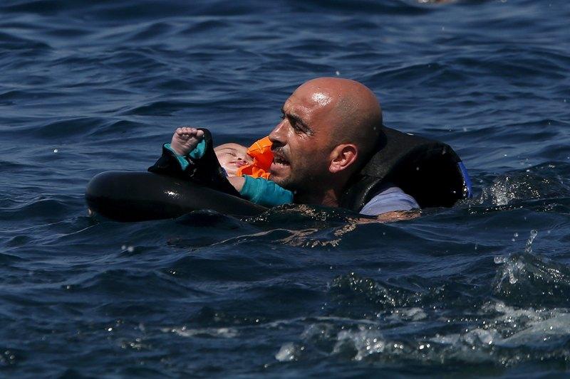 Σύρος πρόσφυγας κολυμπάει προς τη Λέσβο με ένα παιδί στην αγκαλιά! (Συγκλονιστικές Photos) - Media