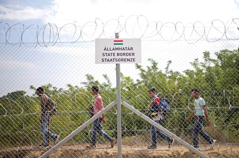 Αμήχανη η Ε.Ε. μπροστά στην προσφυγική κρίση - Το Ουγγρικό «σιδηρούν παραπέτασμα» εγκλωβίζει τους ανθρώπους στα Βαλκάνια - Media