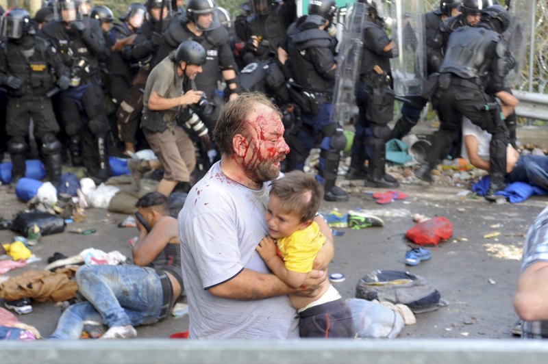 Η ουγγρική αστυνομία συνέλαβε 29 πρόσφυγες-ταραξίες, αλλά και έναν «τρομοκράτη» ανάμεσα τους (Photos) - Media