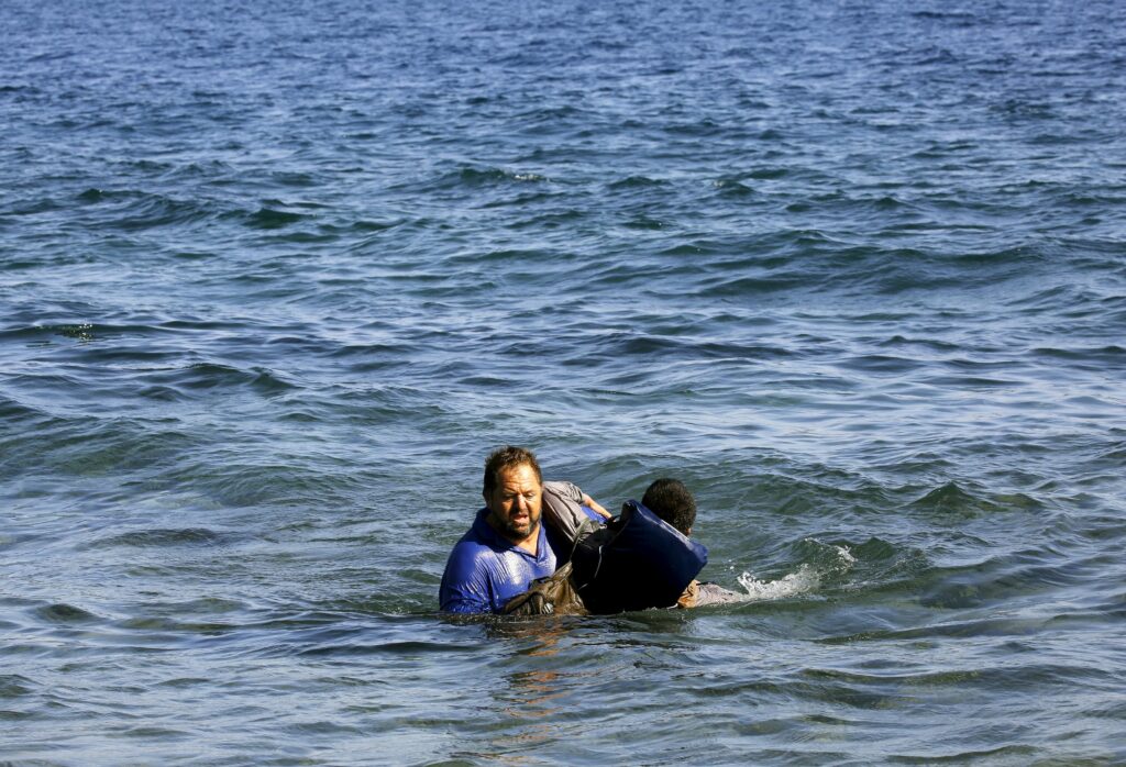 H Ιταλική ακτοφυλακή και ανθρωπιστικές οργανώσεις διέσωσαν 4700 πρόσφυγες σε ένα 24ωρο - Media