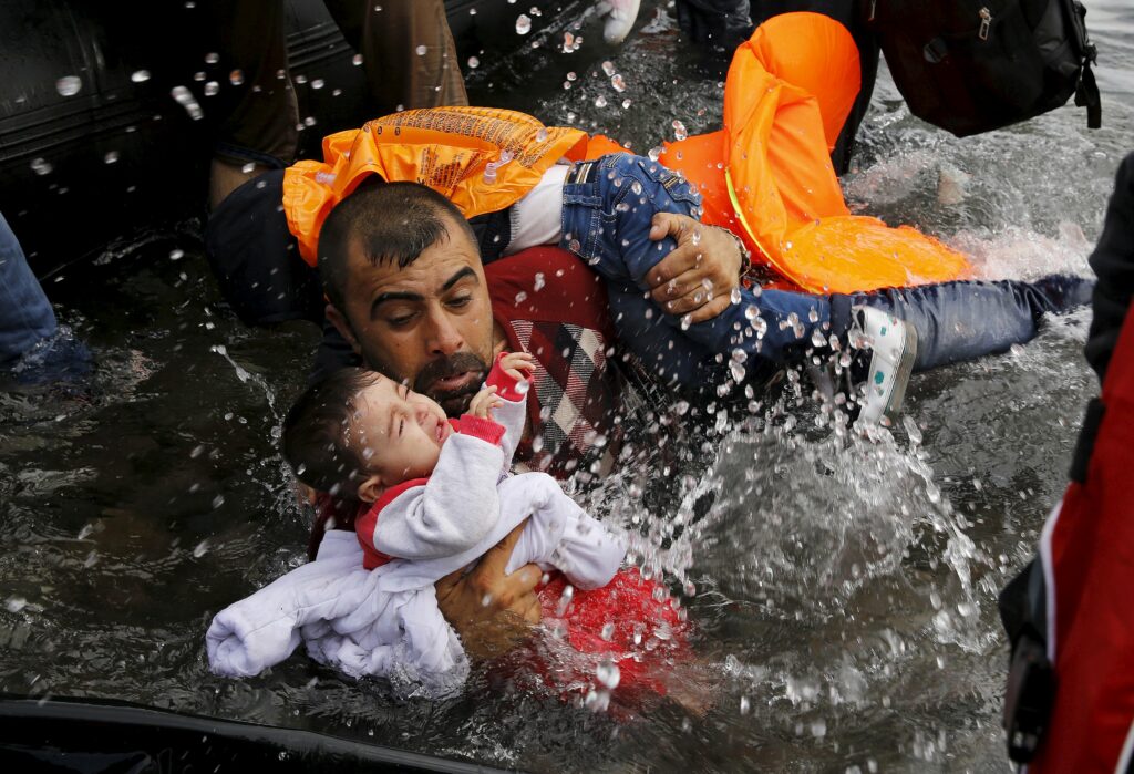 Περισσότεροι από 4000 πρόσφυγες από τη Μυτιλήνη στον Πειραιά - Media