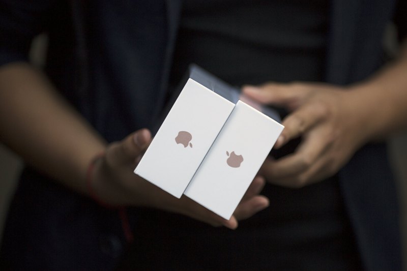Παροξυσμός στον κόσμο για το νέο iPhone  – Μέχρι και… ρομπότ στήθηκε στην ουρά! (Photos) - Media