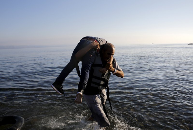 Τυφλός και κωφός πρόσφυγας 110 ετών έφτασε στη Γερμανία – Τον κουβαλούσαν στην πλάτη για ένα μήνα... - Media