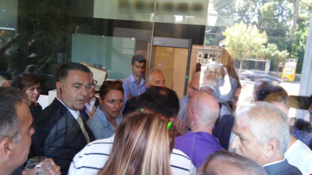 Μας έδιωξε λόγω εμπάθειας η Ζωή, καταγγέλλουν οι συμβασιούχοι της Βουλής  (Photos – Video) - Media
