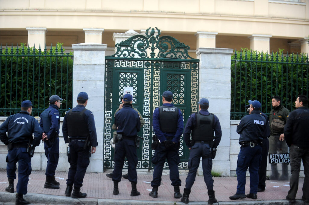 Αστυνομικοί, οι πιο φανατικοί υποστηρικτές της Χρυσής Αυγής - Media