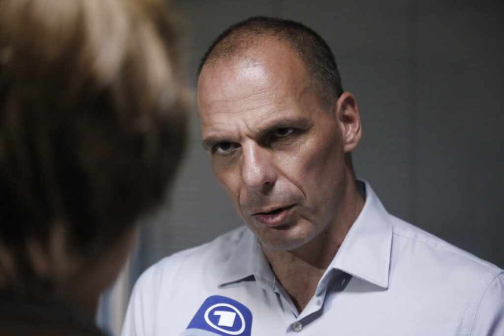 Βαρουφάκης: Ο πρωθυπουργός μου αποφάσισε να παραδοθεί - Media